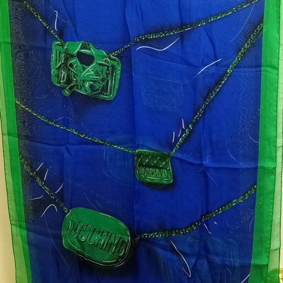 🆕 MOSCHINO BLUE & GREEN ITALIAN SILK SCARF WITH MEDALLION CHAINS - Picture 2 of 8